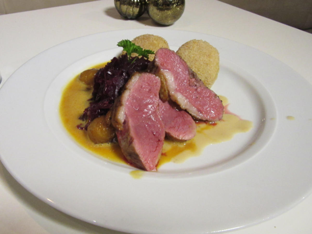 Rosa Entenbrust an Honig-Pfeffer-Sauce mit Orangen Maronen, Rotkohl und ...