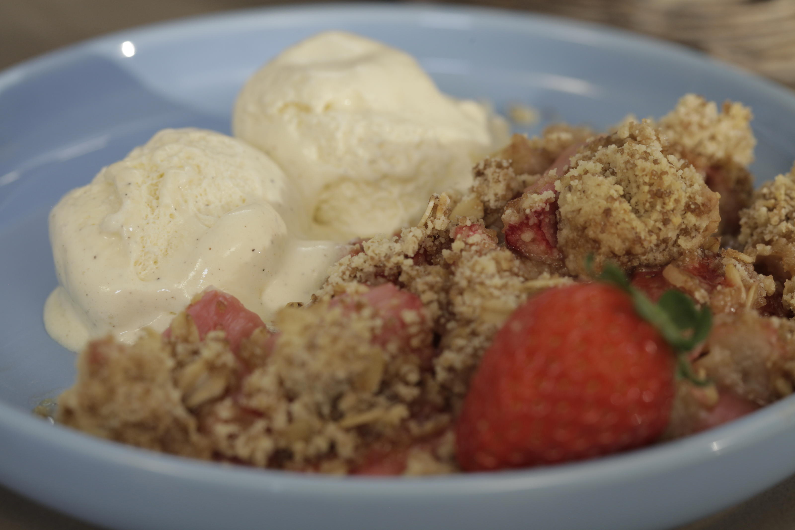 Bilder für Erdbeer-Rhabarber-Crumble Rezept