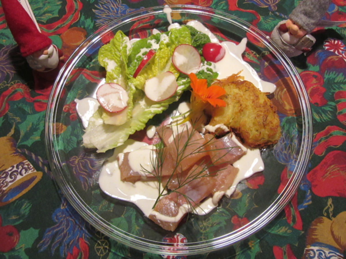 Kräuter-Forelle an Salatherzen mit Radieschen, Kartoffelpuffer und Buttermilch-Dip - Rezept - Bild Nr. 3199