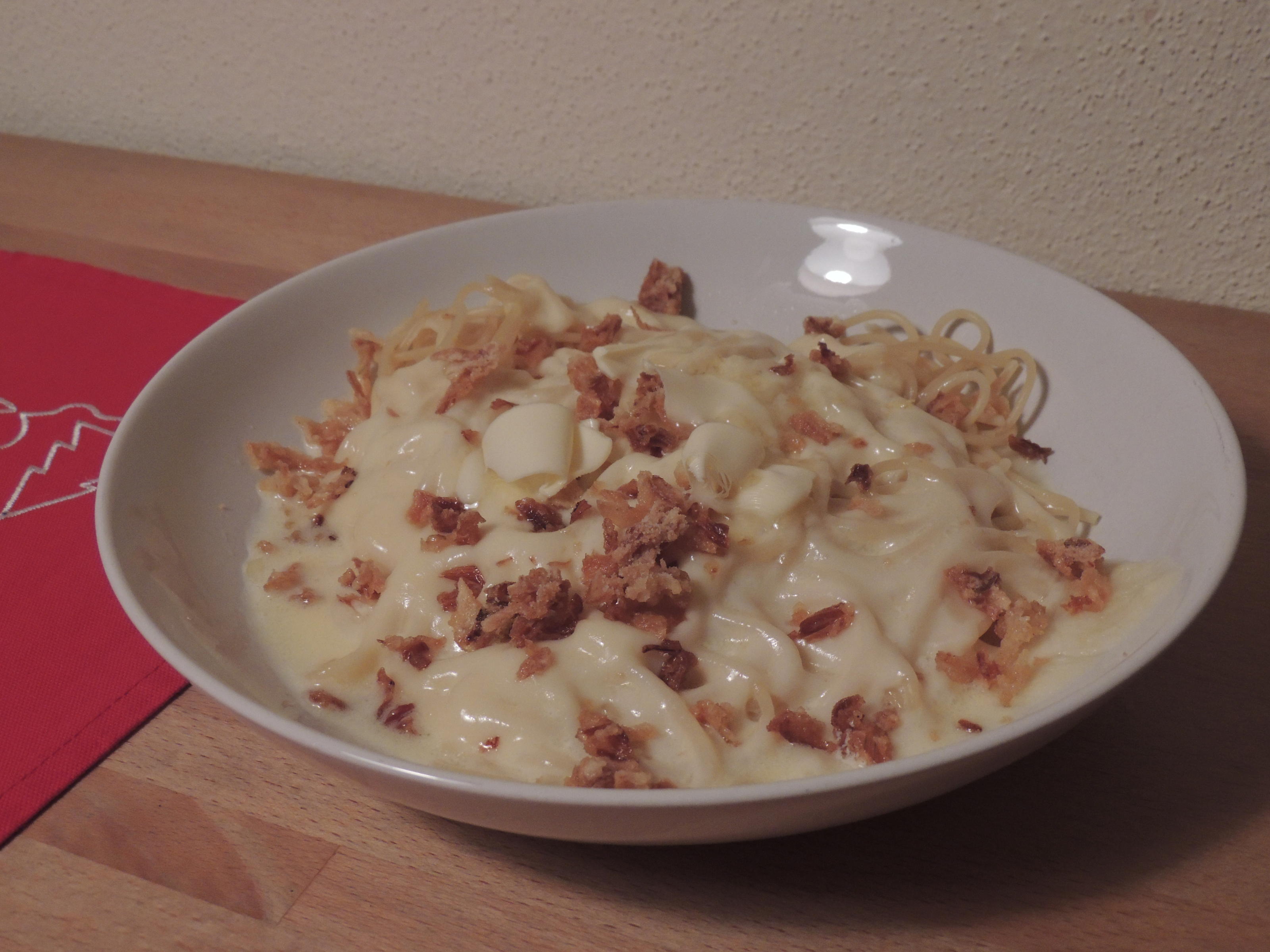 Bilder für Käsespätzle mit Butter auf Sahnesoße - Rezept