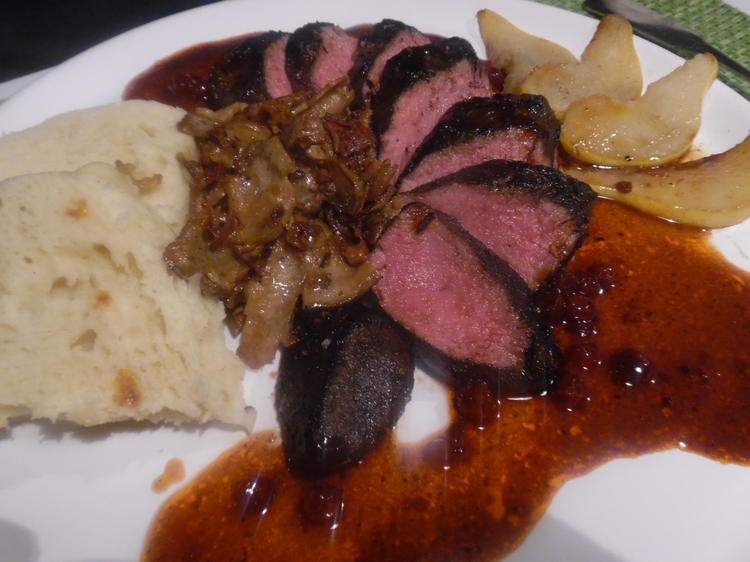 Rehrücken mit Preiselbeersoße und Rahm-Waldpilzen - Rezept - kochbar.de