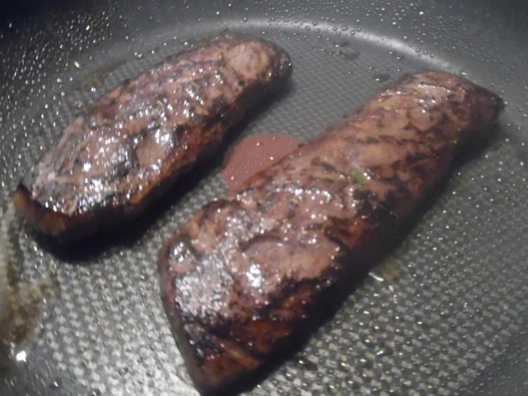 Rehrücken mit Preiselbeersoße und Rahm-Waldpilzen - Rezept