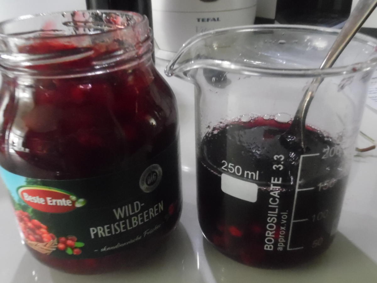 Rehrücken mit Preiselbeersoße und Rahm-Waldpilzen - Rezept