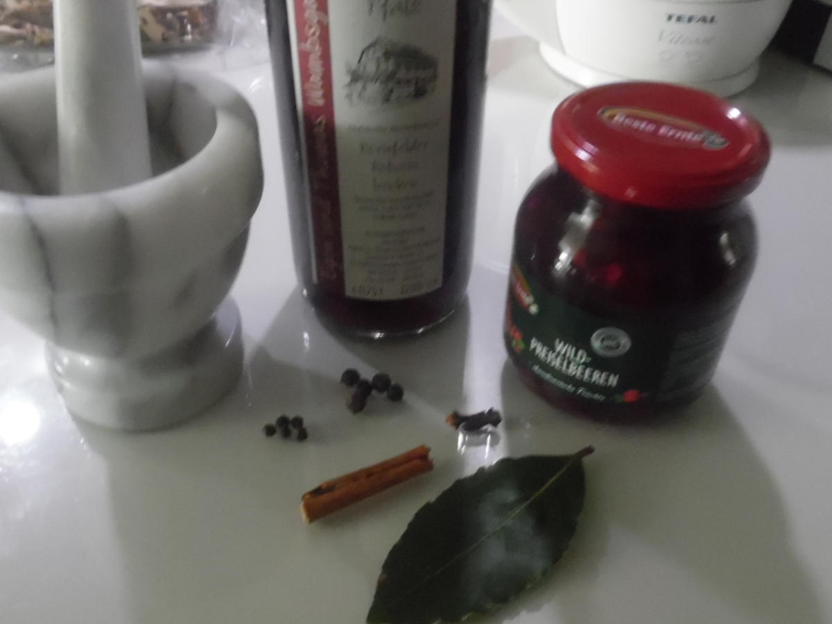 Rehrücken mit Preiselbeersoße und Rahm-Waldpilzen - Rezept