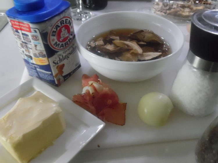 Rehrücken mit Preiselbeersoße und Rahm-Waldpilzen - Rezept