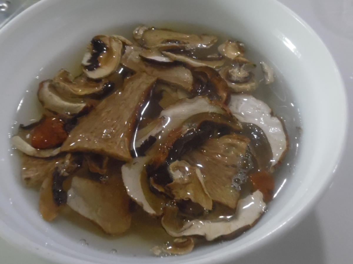 Rehrücken mit Preiselbeersoße und Rahm-Waldpilzen - Rezept