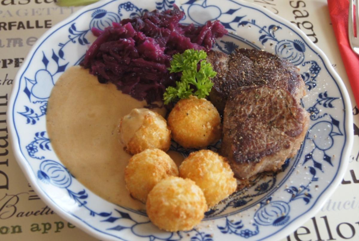 Rinderfilet mit Whiskysauce, Mandelbällchen und Rotkohl-Blaukraut böhmischer Art - Rezept - Bild Nr. 3349