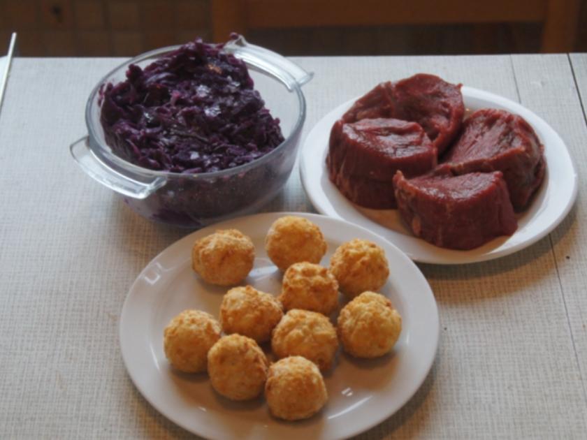 Rinderfilet mit Whiskysauce, Mandelbällchen und Rotkohl-Blaukraut ...