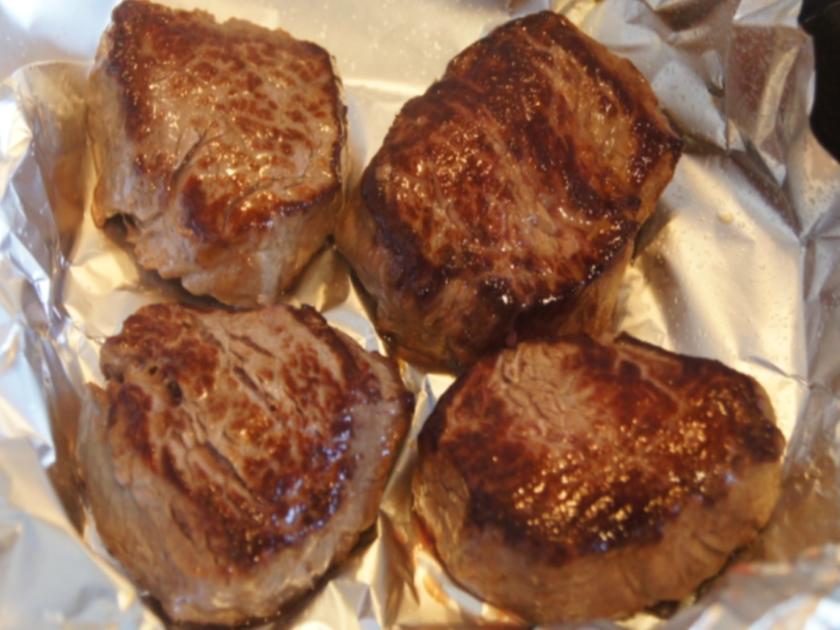 Rinderfilet mit Whiskysauce, Mandelbällchen und Rotkohl-Blaukraut ...