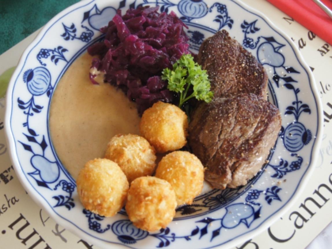 Rinderfilet mit Whiskysauce, Mandelbällchen und Rotkohl-Blaukraut ...