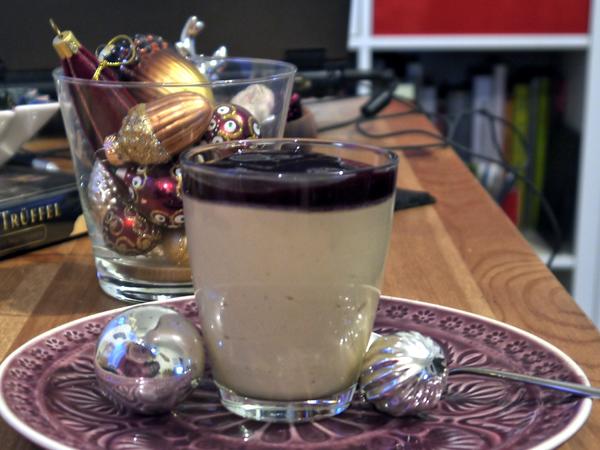 Mokkacreme mit Johannisbeersauce - einfach - 133 kcal/100g