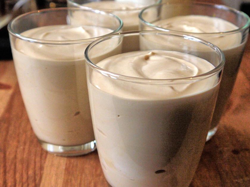 Mokkacreme mit Johannisbeersauce - einfach - 133 kcal/100g