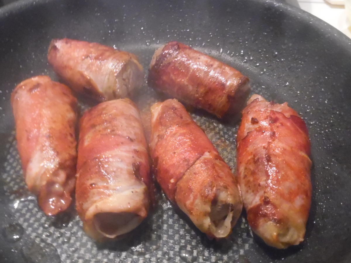 Wildschwein Filet im Schinkenmantel mit Rotwein Maronen Zwiebeln ...