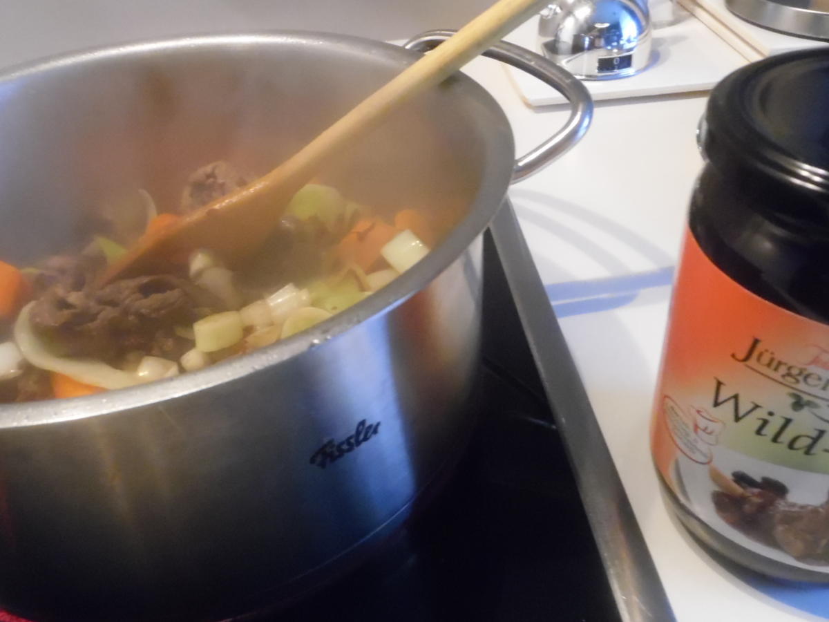Wildschwein Filet im Schinkenmantel mit Rotwein Maronen Zwiebeln ...