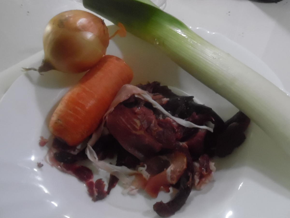 Wildschwein Filet im Schinkenmantel mit Rotwein Maronen Zwiebeln ...