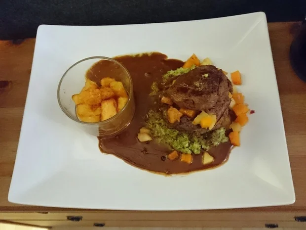 Rinderfiletscheiben mit Kürbis-Apfel-Relish und sautierten Kartoffeln auf Broccolistampf - Rezept - Bild Nr. 3416