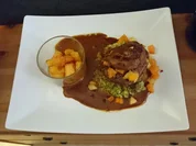 Rinderfiletscheiben mit Kürbis-Apfel-Relish und sautierten Kartoffeln auf Broccolistampf - Rezept - Bild Nr. 3416