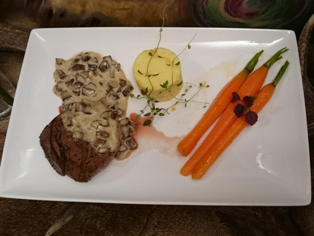 Bilder für Rinderfilet an einer Champignon-Thymiansoße, Kartoffelstampf & glacierten Möhrchen - Rezept