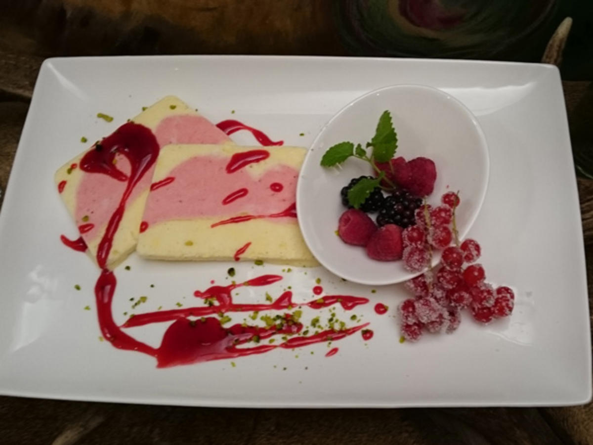 Johannisbeeren-Parfait an einem Fruchtspiegel - Rezept - kochbar.de