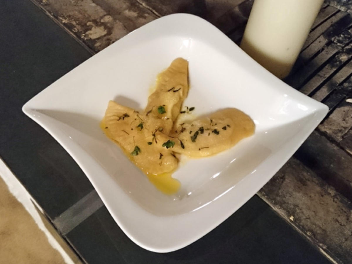 Ravioli mit Zitronen-Ricotta-Füllung in Thymianbutter - Rezept - kochbar.de