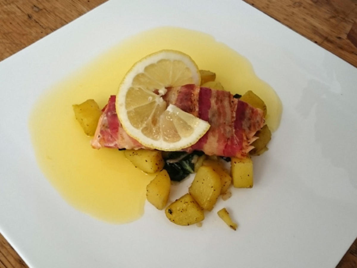 Bilder für Lachs im Baconmantel mit Mangold und Kartoffel - Rezept