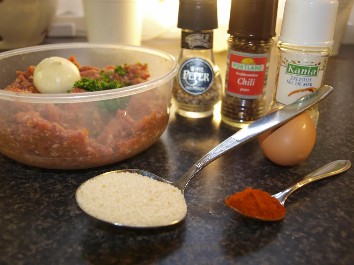 ein Hackball im " Wintermantel " aus luftgetrockneten rohen Schinken.... - Rezept - Bild Nr. 3432