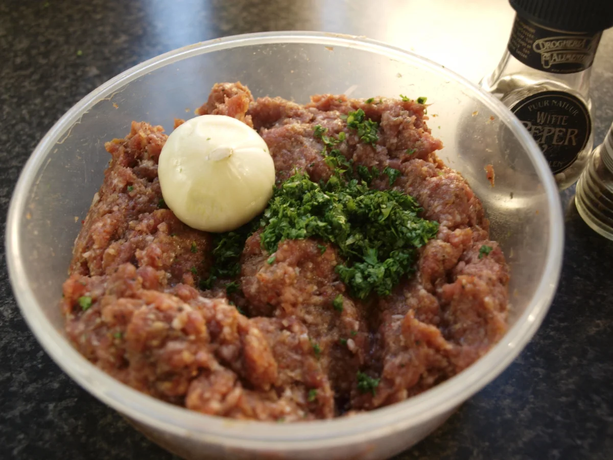 ein Hackball im " Wintermantel " aus luftgetrockneten rohen Schinken.... - Rezept - Bild Nr. 3433