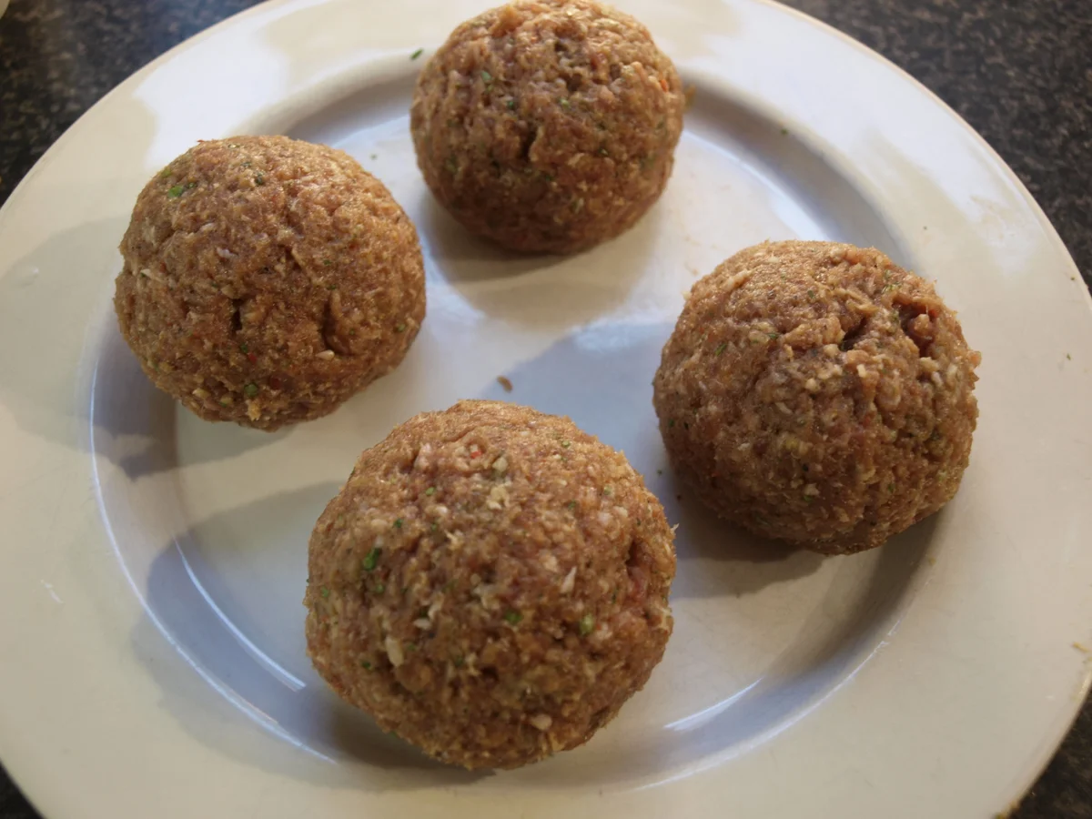 ein Hackball im " Wintermantel " aus luftgetrockneten rohen Schinken.... - Rezept - Bild Nr. 3435