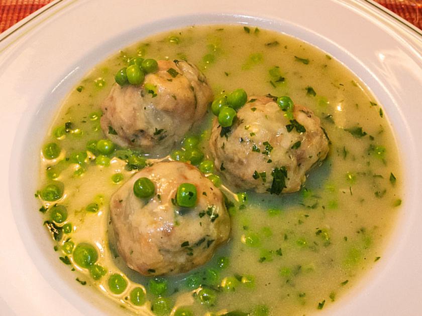 Frische Erbsen mit Semmelknödel