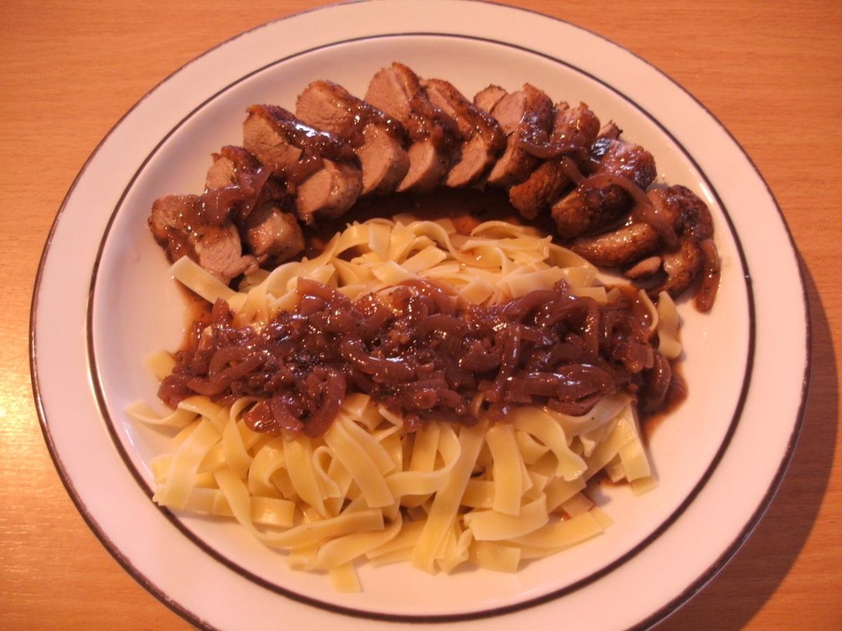Fleisch: Entenbrust mit Rotwein-Zwiebelsauce - Rezept - kochbar.de