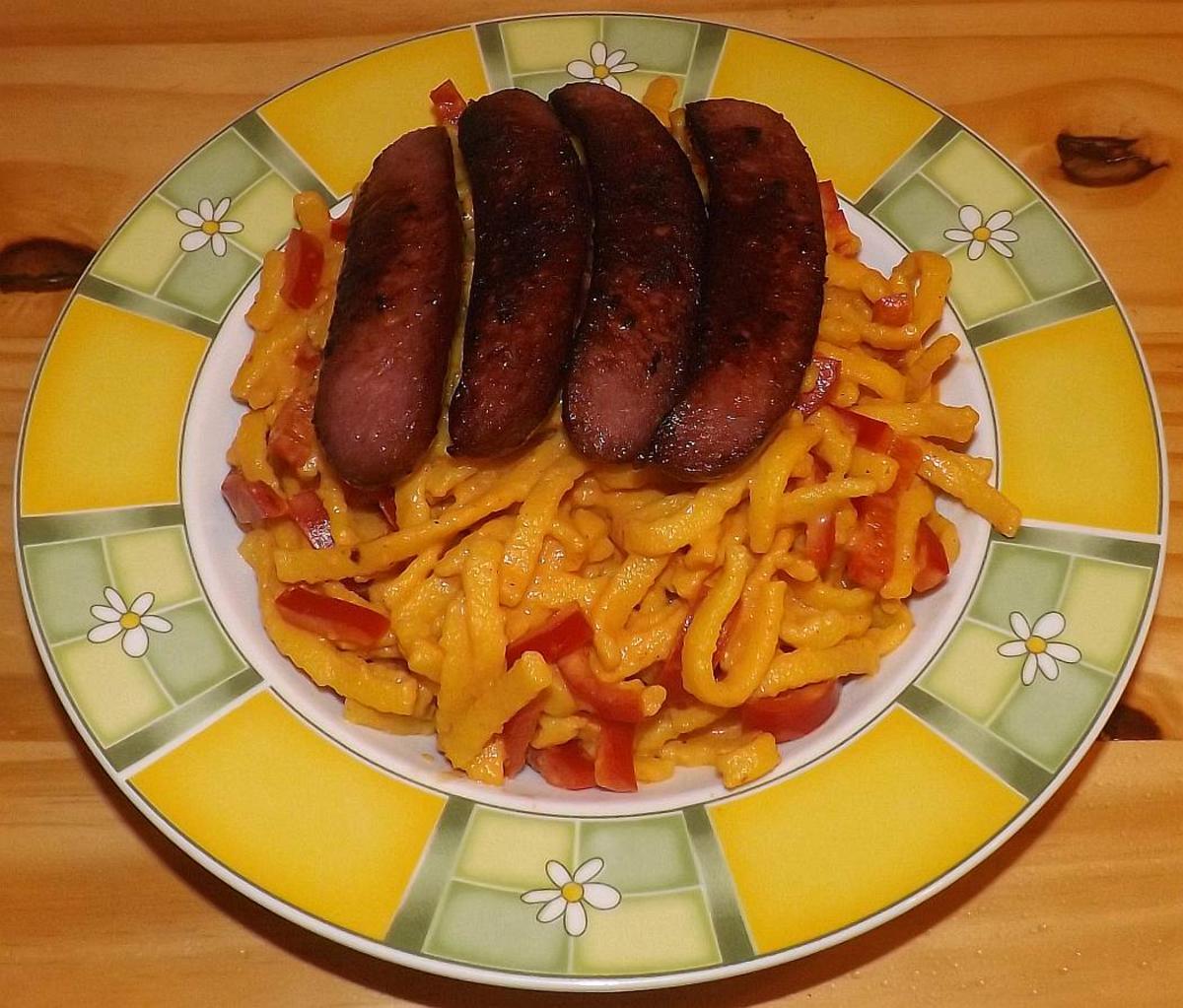 Bilder für Gebratene Bauernbratwurst vom Wildschwein auf Beverlys Spätzle-Paprika-Salat - Rezept