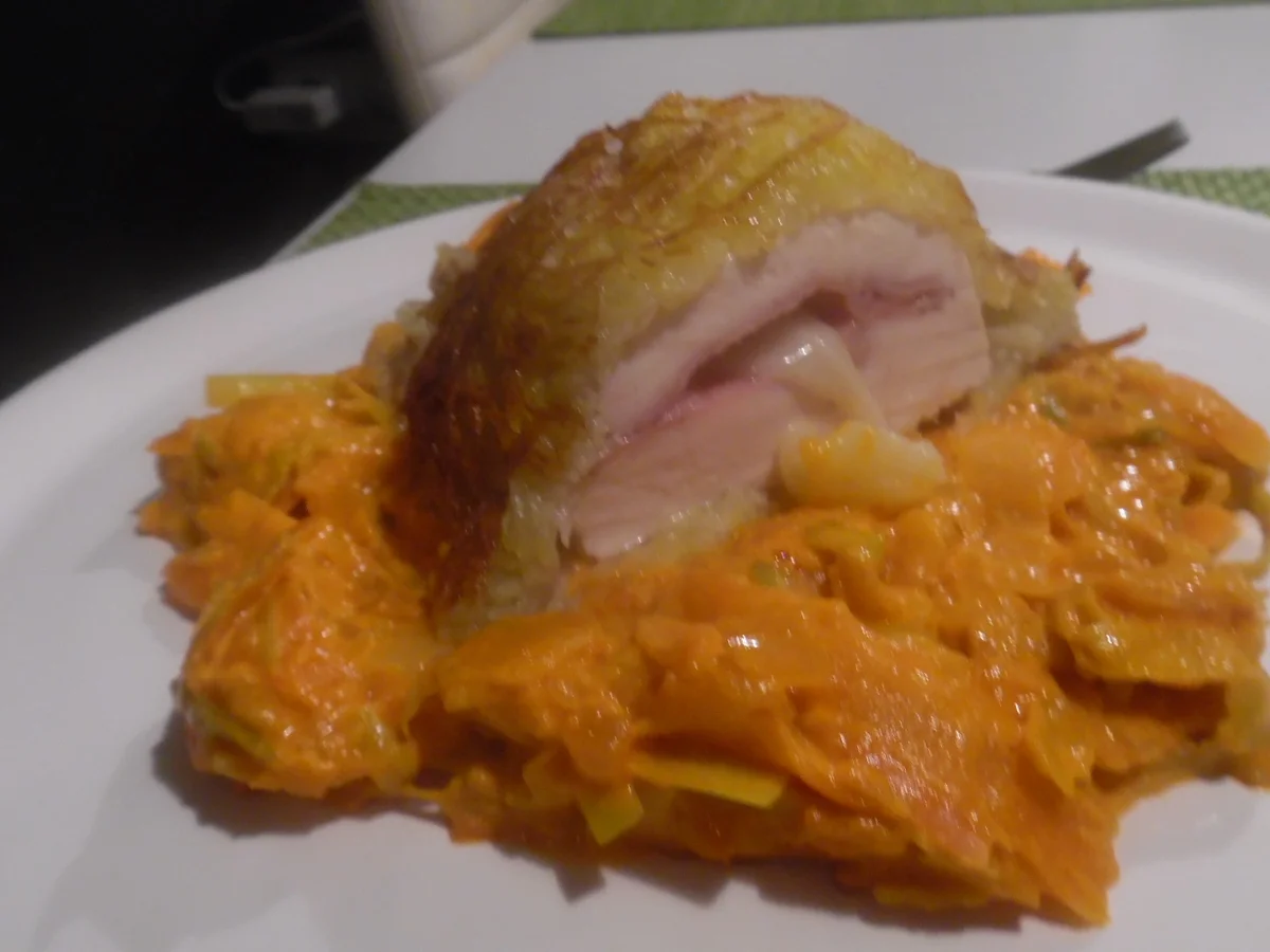 Gefüllte Hähnchenbrust im Kartoffelmantel auf Rahm-Gemüse-Streifen - Rezept - Bild Nr. 3481