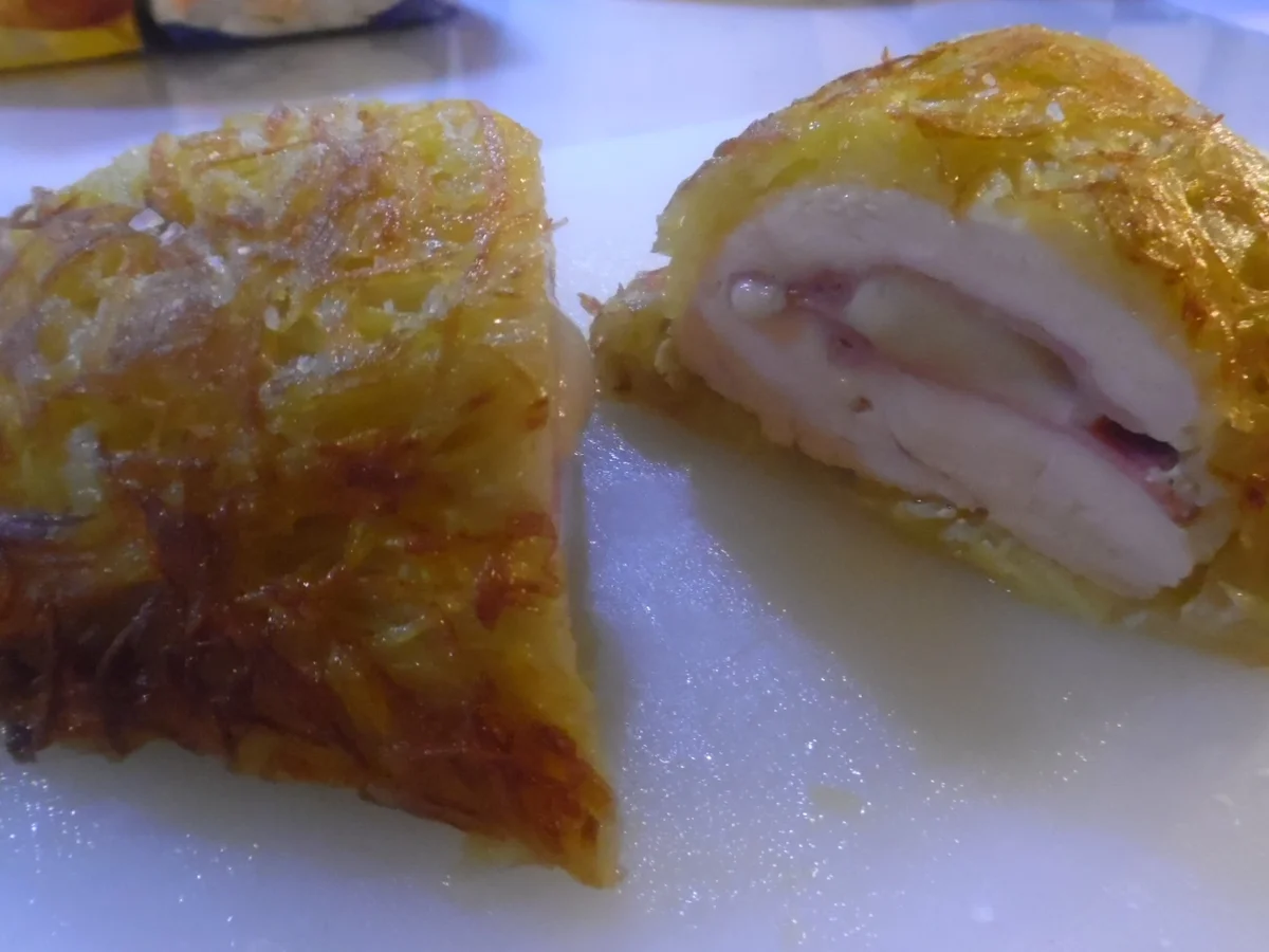 Gefüllte Hähnchenbrust im Kartoffelmantel auf Rahm-Gemüse-Streifen - Rezept - Bild Nr. 3482