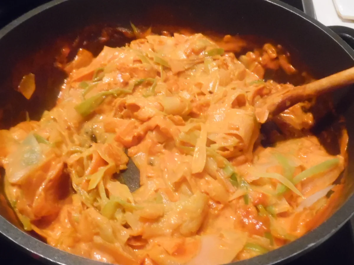 Gefüllte Hähnchenbrust im Kartoffelmantel auf Rahm-Gemüse-Streifen - Rezept - Bild Nr. 3483