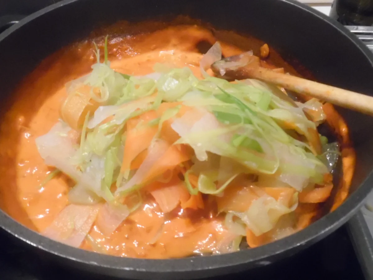 Gefüllte Hähnchenbrust im Kartoffelmantel auf Rahm-Gemüse-Streifen - Rezept - Bild Nr. 3484