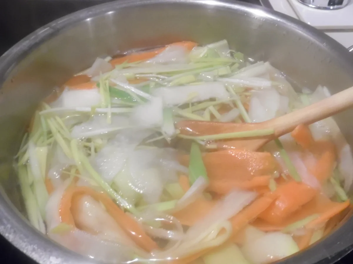 Gefüllte Hähnchenbrust im Kartoffelmantel auf Rahm-Gemüse-Streifen - Rezept - Bild Nr. 3489