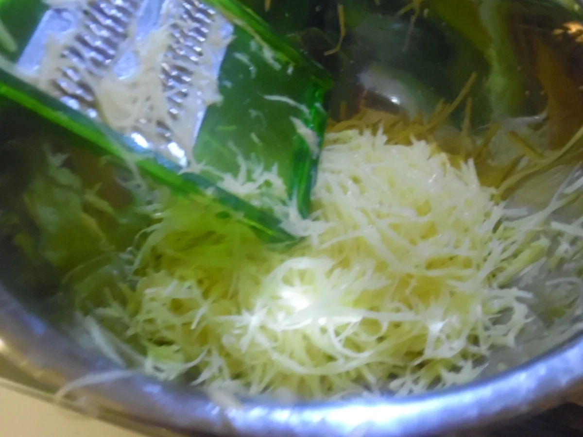 Gefüllte Hähnchenbrust im Kartoffelmantel auf Rahm-Gemüse-Streifen - Rezept - Bild Nr. 3490