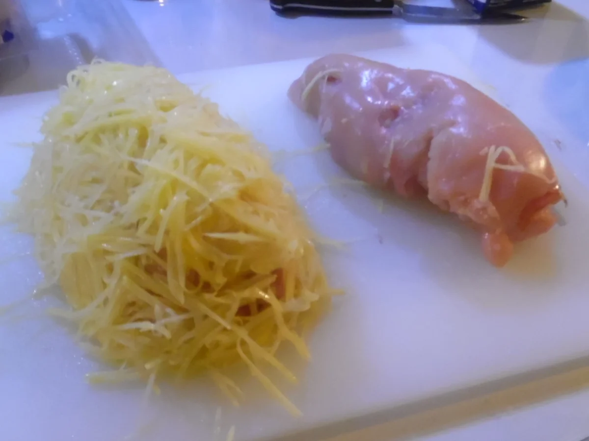 Gefüllte Hähnchenbrust im Kartoffelmantel auf Rahm-Gemüse-Streifen - Rezept - Bild Nr. 3492