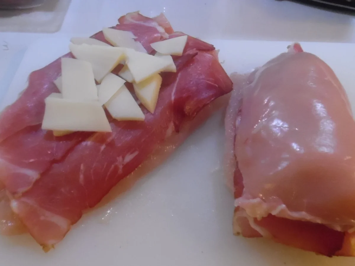 Gefüllte Hähnchenbrust im Kartoffelmantel auf Rahm-Gemüse-Streifen - Rezept - Bild Nr. 3493