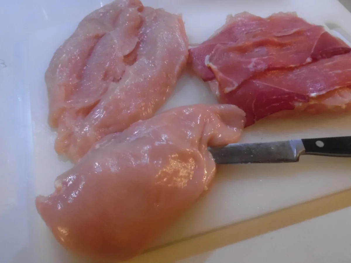 Gefüllte Hähnchenbrust im Kartoffelmantel auf Rahm-Gemüse-Streifen - Rezept - Bild Nr. 3494