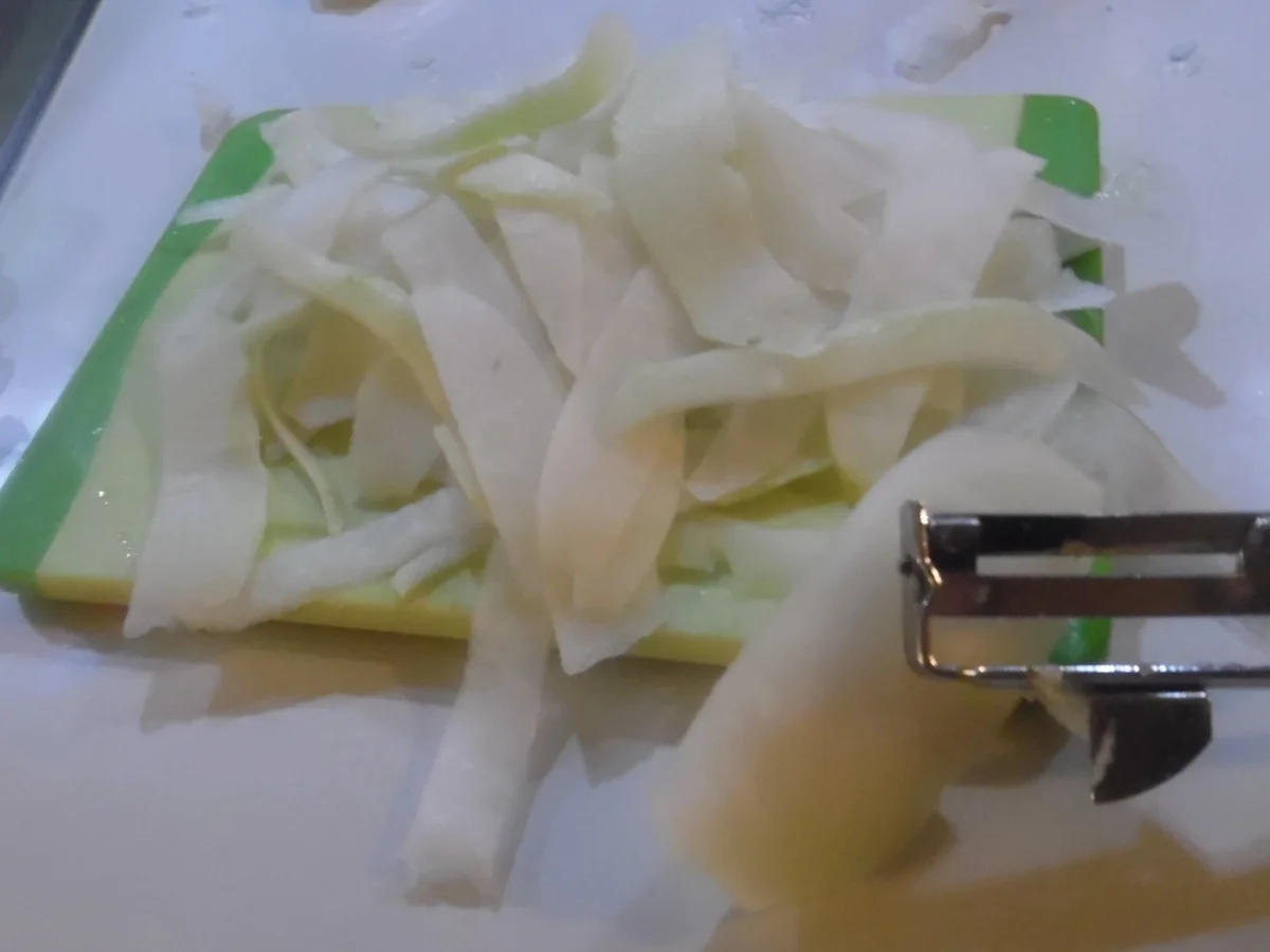 Gefüllte Hähnchenbrust im Kartoffelmantel auf Rahm-Gemüse-Streifen - Rezept - Bild Nr. 3496