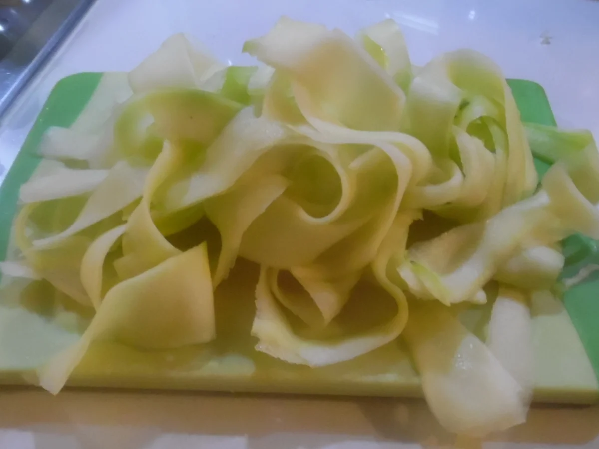 Gefüllte Hähnchenbrust im Kartoffelmantel auf Rahm-Gemüse-Streifen - Rezept - Bild Nr. 3497