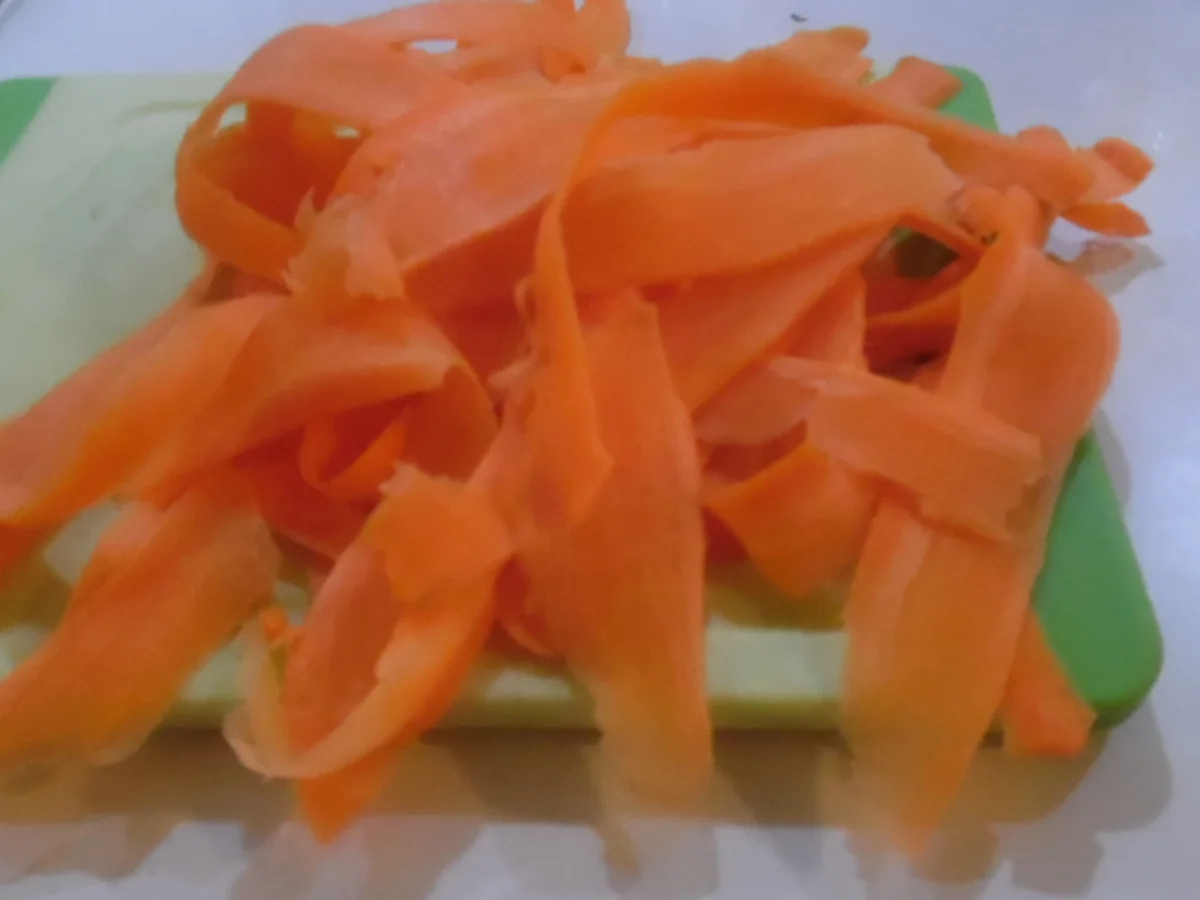 Gefüllte Hähnchenbrust im Kartoffelmantel auf Rahm-Gemüse-Streifen - Rezept - Bild Nr. 3498