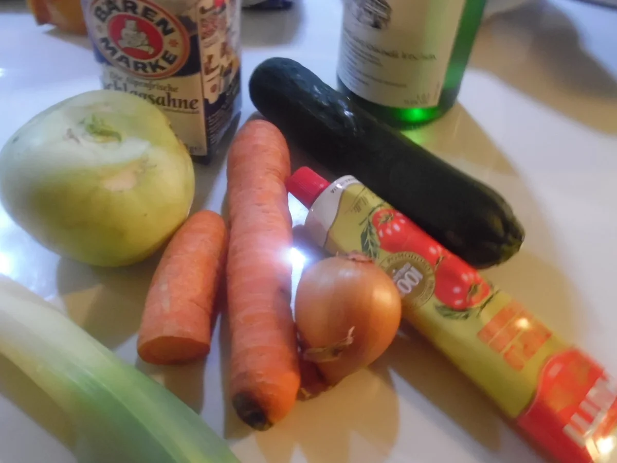 Gefüllte Hähnchenbrust im Kartoffelmantel auf Rahm-Gemüse-Streifen - Rezept - Bild Nr. 3499