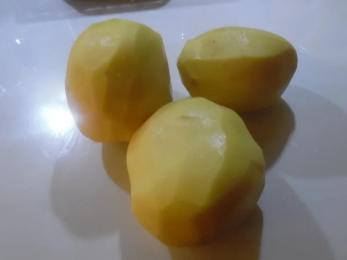 Gefüllte Hähnchenbrust im Kartoffelmantel auf Rahm-Gemüse-Streifen - Rezept - Bild Nr. 3500