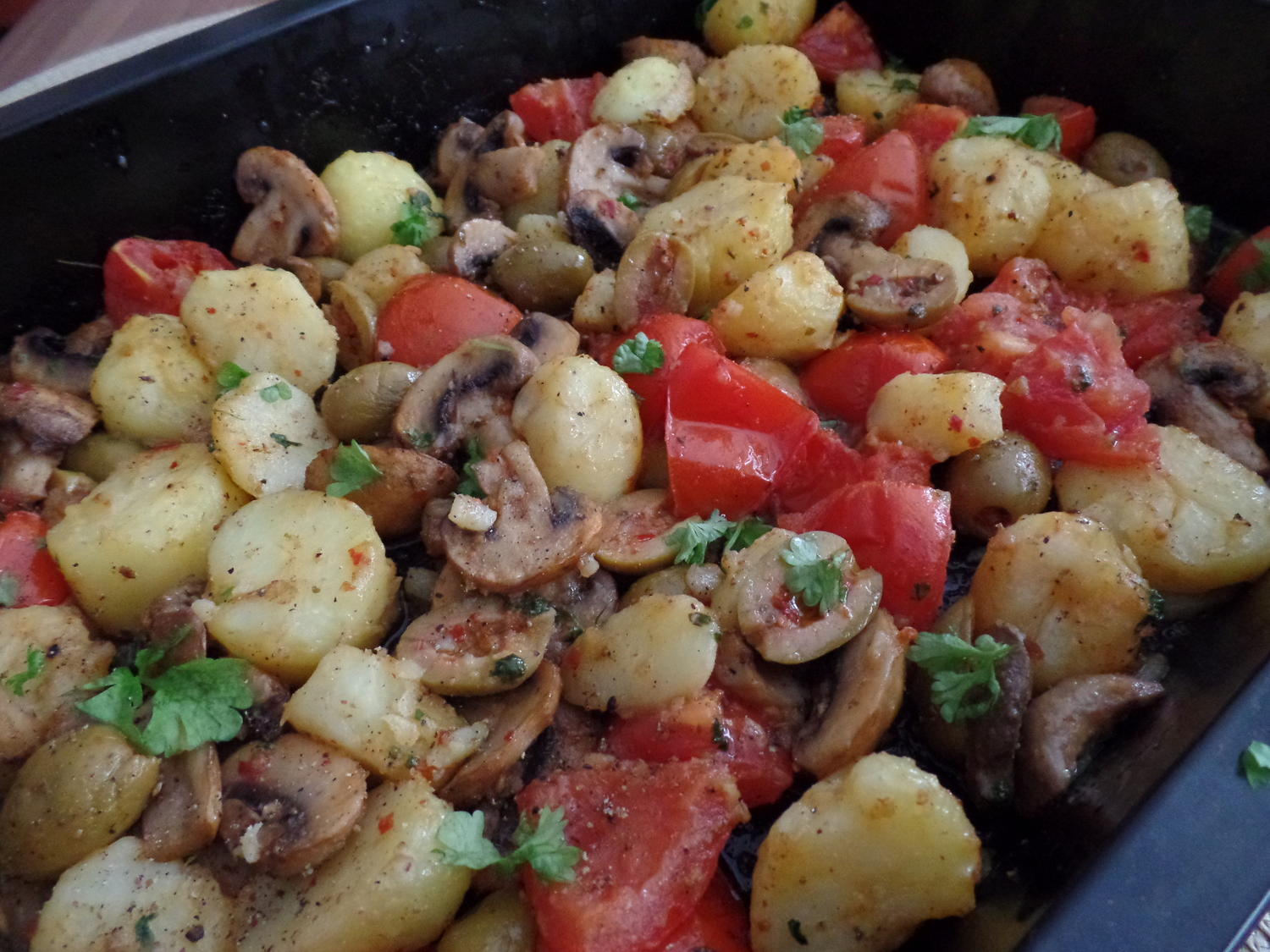 Ofenkartoffeln mit Tomaten und Oliven - Rezept - kochbar.de