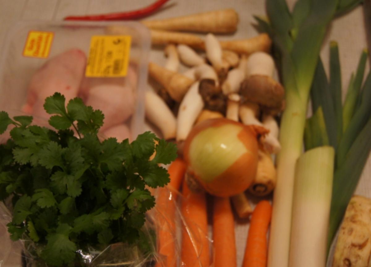 Hühnersuppe mit Gemüse und Kräutern - Rezept - Bild Nr. 3497