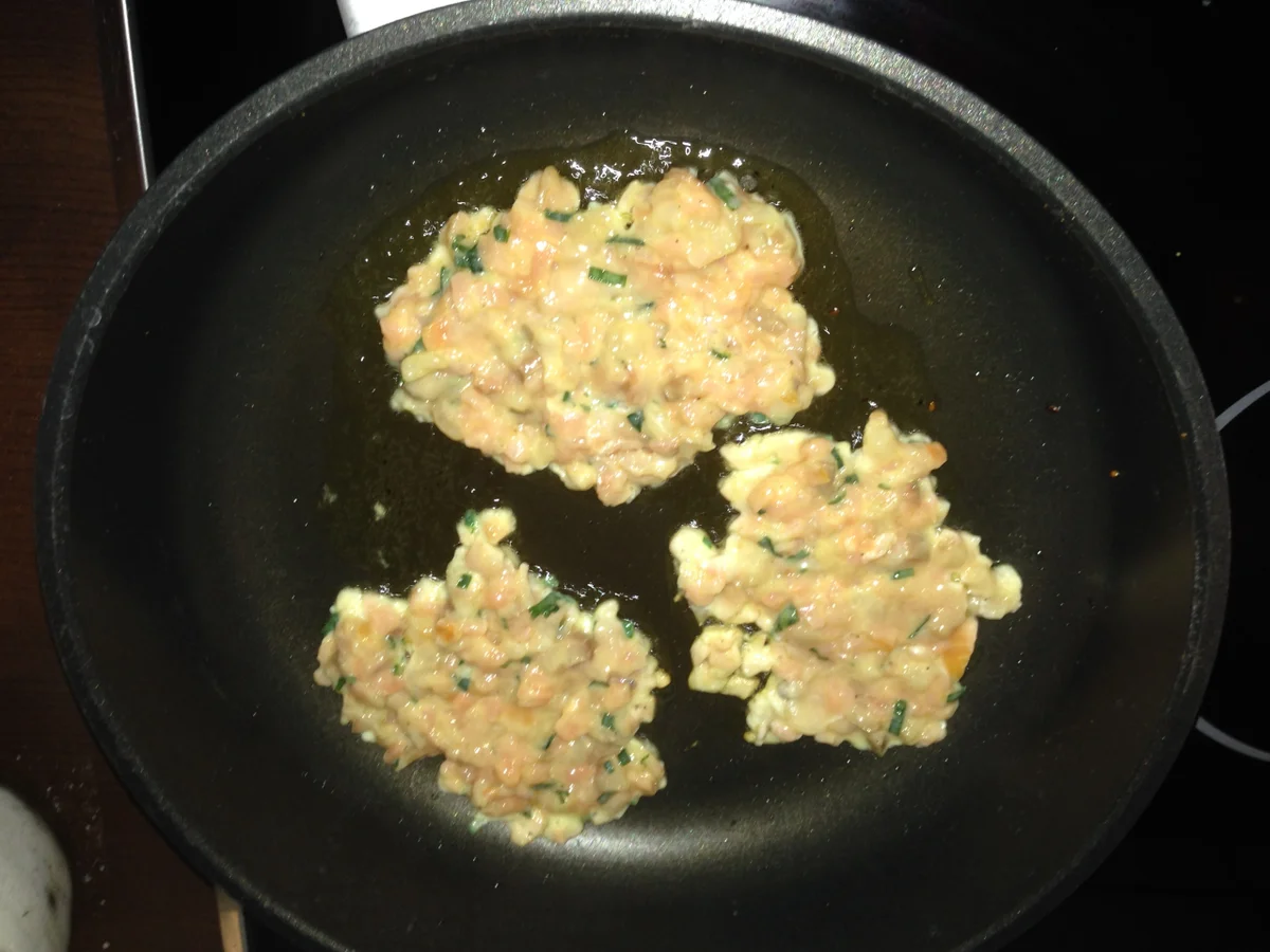 Lachs-Puffer mit Dill-Mayonnaise im Brötchen - Rezept - Bild Nr. 3538