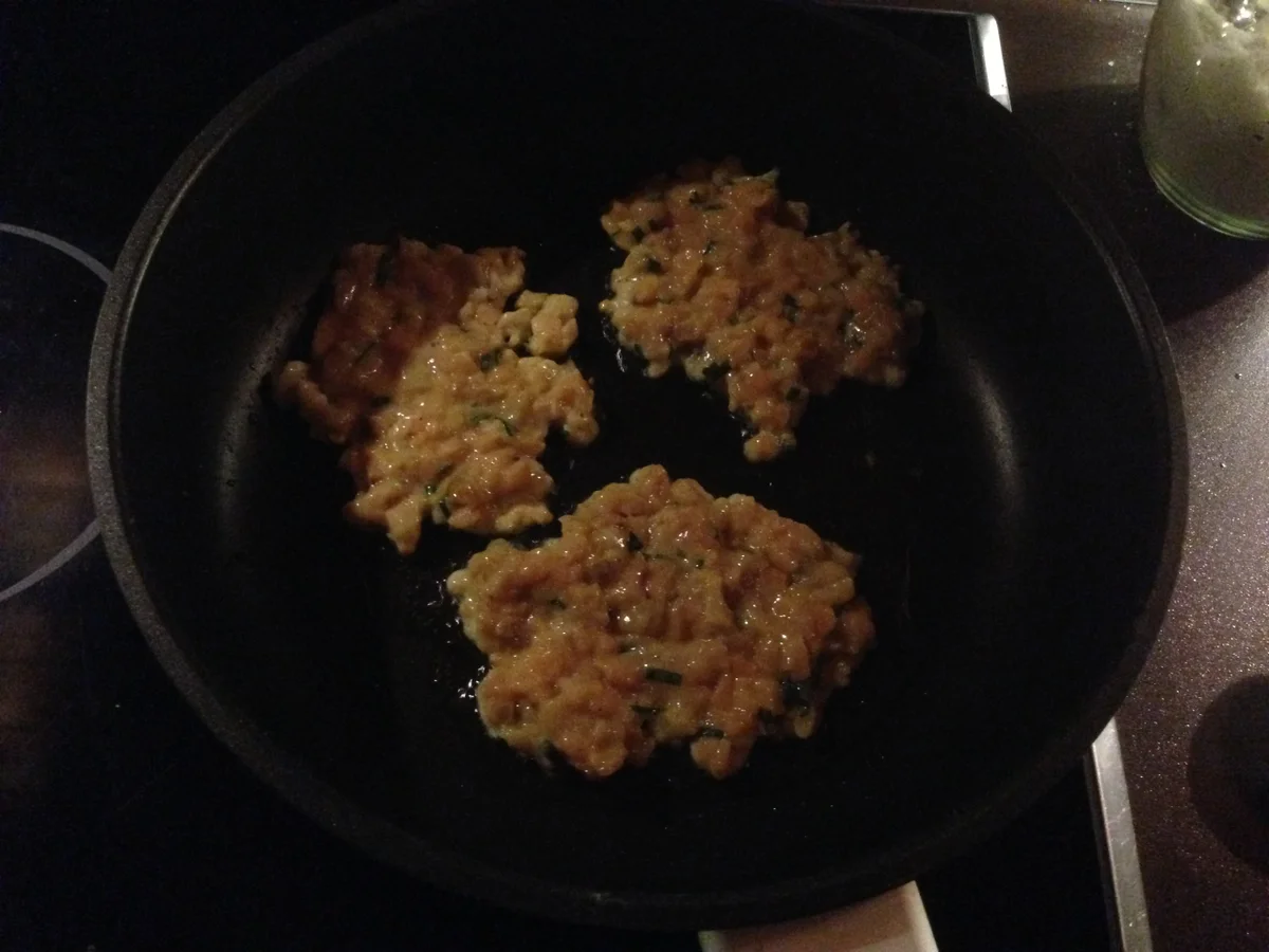 Lachs-Puffer mit Dill-Mayonnaise im Brötchen - Rezept - Bild Nr. 3540