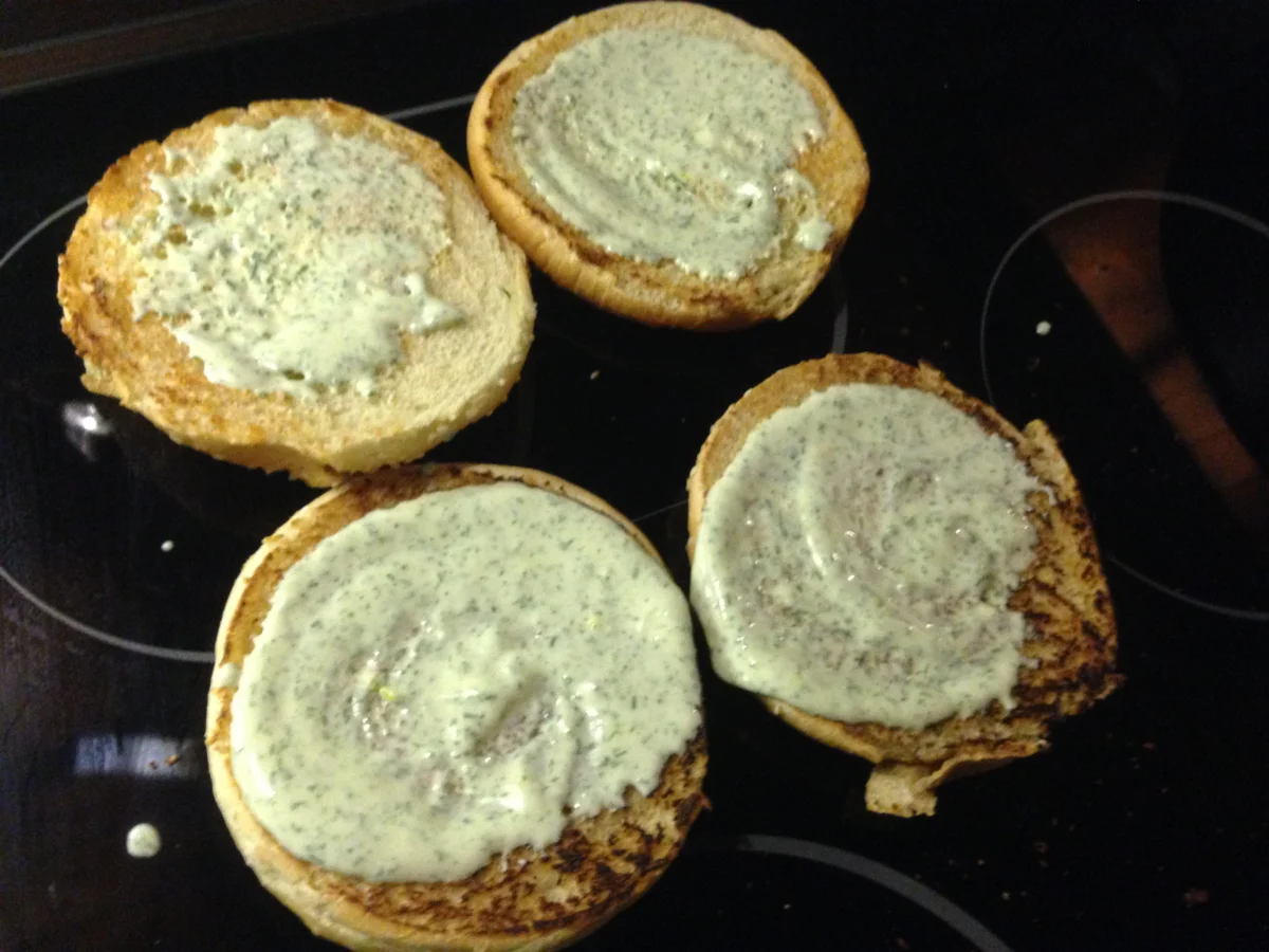 Lachs-Puffer mit Dill-Mayonnaise im Brötchen - Rezept - Bild Nr. 3540